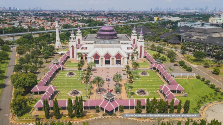 Indonesia, Jakarta Timur. Attin Mosque.